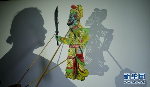 8月14日,李卫展示自己制作的皮影人偶。 8月14日,李卫展示自己制作的皮影人偶。