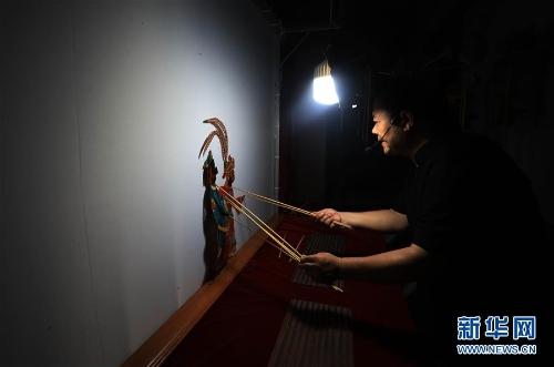 李卫在济南百花洲为市民表演皮影戏。 李卫在济南百花洲为市民表演皮影戏。