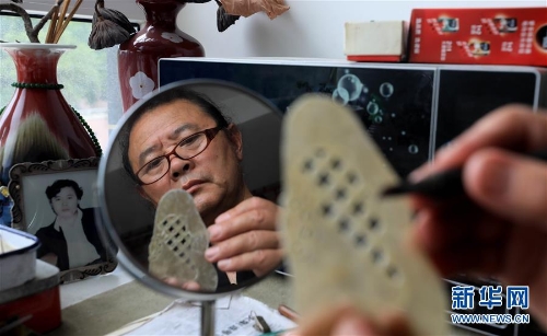 李卫在家中雕刻皮影人偶配件(7月11日摄)。 李卫在家中雕刻皮影人偶配件(7月11日摄)。