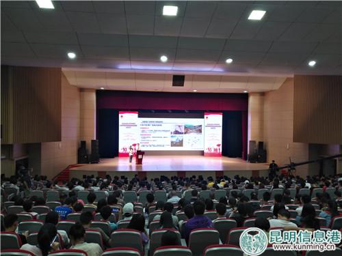 大学生团队代表以调研报告的形式展示队伍实践成果。记者孙红亮摄 大学生团队代表以调研报告的形式展示队伍实践成果。记者孙红亮摄