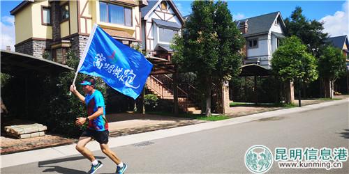 参赛选手跑过嘉丽泽欧式风情小镇。记者袁瑶溪摄