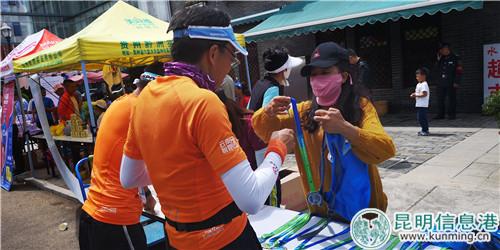 参赛选手完赛后领取奖牌。记者袁瑶溪摄