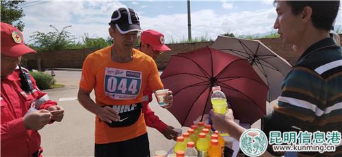 参赛选手正在补给站喝水。实习记者刘璐璐摄
