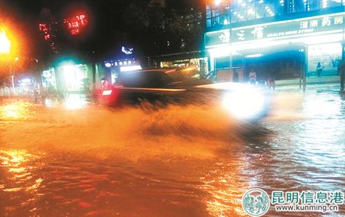 主城区白马公交站附近积水严重,车辆涉水通行。 记者黄晓松摄 主城区白马公交站附近积水严重,车辆涉水通行。 记者黄晓松摄