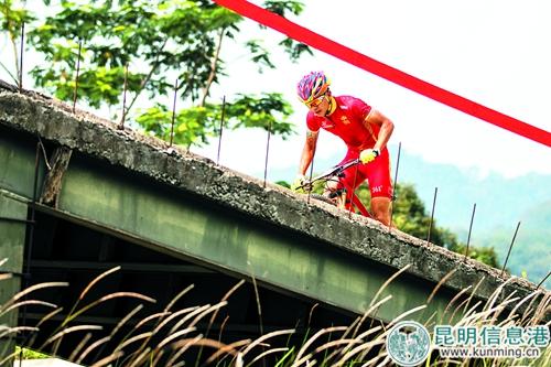 中国选手吕先景在比赛中。 新华社 中国选手吕先景在比赛中。 新华社