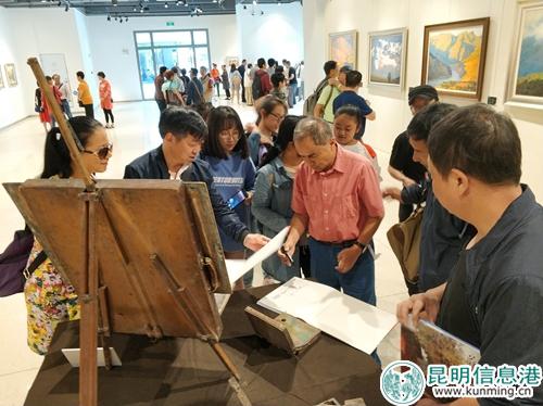 蒋高仪老师为观众画册签名留念1