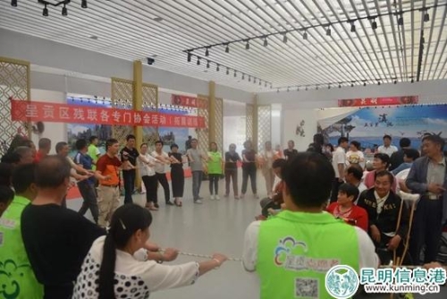 1--大家围在一起做拓展训练 1--大家围在一起做拓展训练