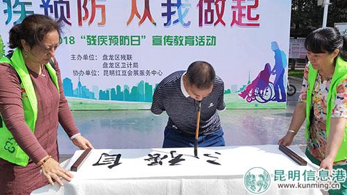 残疾人用嘴书写“自强不息”。实习记者刘璐璐摄 残疾人用嘴书写“自强不息”。实习记者刘璐璐摄