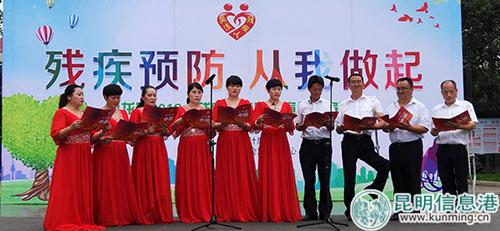 朗诵《大写的中国》。实习记者刘璐璐摄 朗诵《大写的中国》。实习记者刘璐璐摄