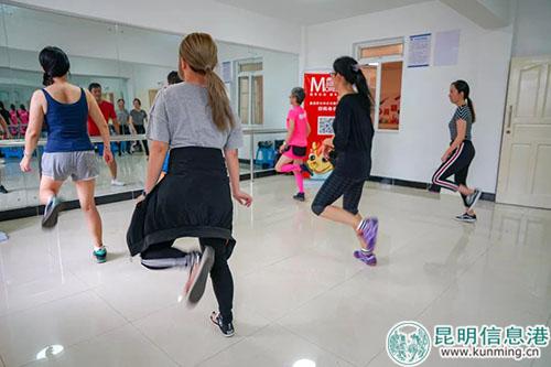 拓东街道站健身操课程学习中