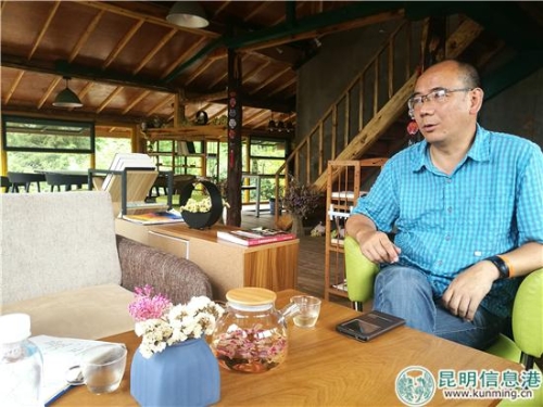 “猪窝咖啡”的负责人邹长斌介绍情况。