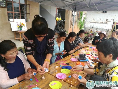 教村民们学做手工面塑。