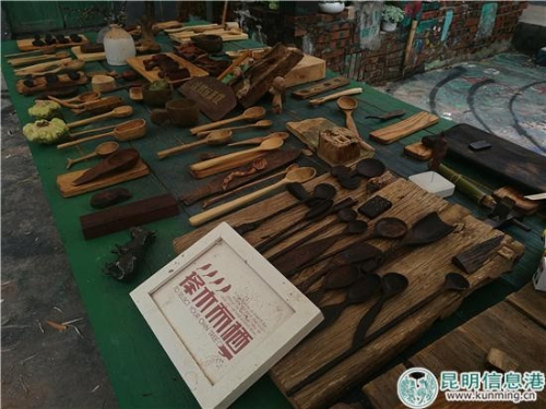 文创企业“择木而栖”展示的木制作品。