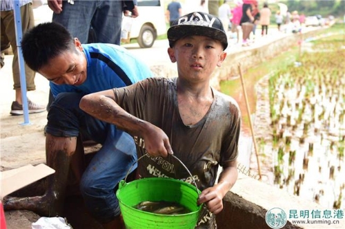 摸鱼比赛中满载而归的小朋友 掌上春城 记者邓斌 摄