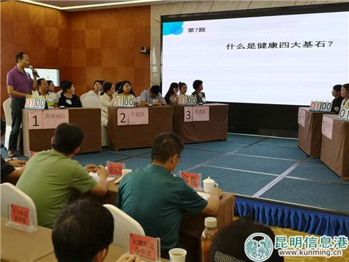 比赛选手在认真作答 比赛选手在认真作答