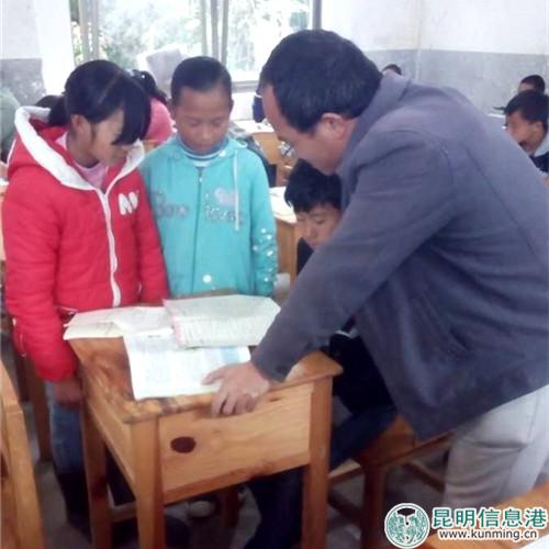 秦振发在辅导学生 秦振发在辅导学生