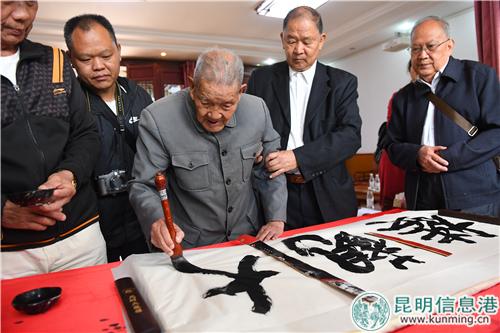 108岁的郑治平老人题写“大观楼”。昆明日报记者杨艳辉摄 108岁的郑治平老人题写“大观楼”。昆明日报记者杨艳辉摄