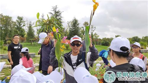 杨礼攀为市民讲解湿地植物。刘璐璐摄 (2)