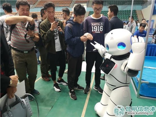 翩翩起舞的机器人“优友” 翩翩起舞的机器人“优友”