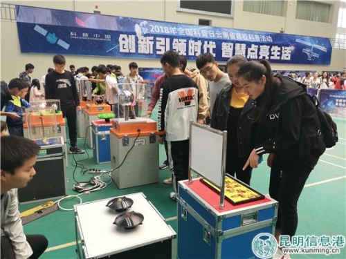 物理现象体验展示区受到众人关注 物理现象体验展示区受到众人关注