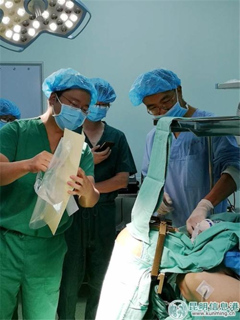 手术进行中。