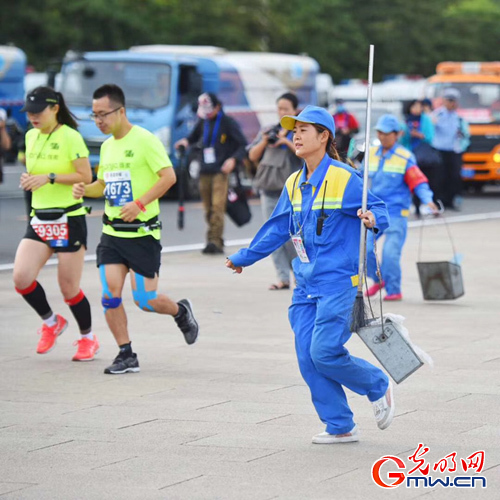 【中国梦•践行者】这样一群早出晚归的“马路天使”，扮靓天安门广场迎国庆丨动图