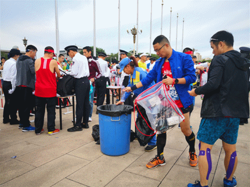 【中国梦•践行者】这样一群早出晚归的“马路天使”，扮靓天安门广场迎国庆丨动图