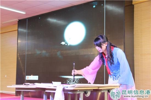 图说：辅导员现场展示书法“月韵”。实习记者 庄园 摄