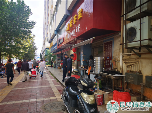 城管执法人员整治店外经营、占道经营1