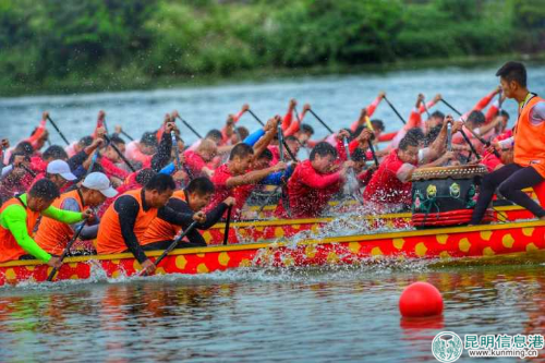 龙舟邀请赛比赛中。刘普礼摄