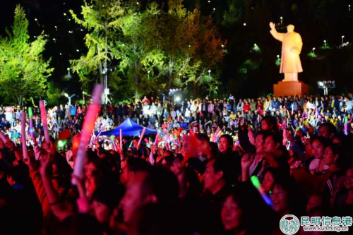 当地群众和游客一起欣赏这场视听盛宴。陈忠华摄