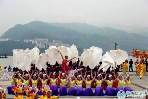 开幕式现场文艺演出。陈忠华摄