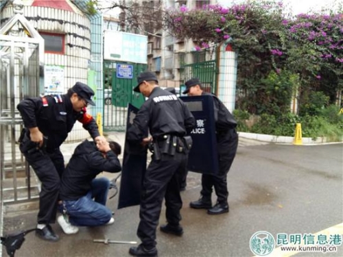 “歹徒”被赶到现场的民警制服