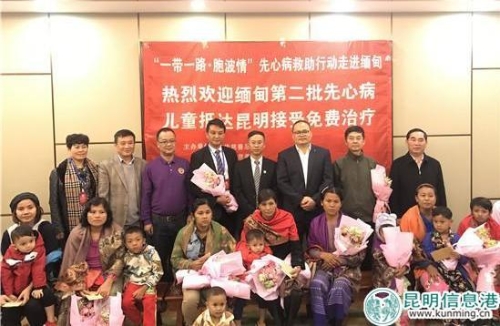 救助行动的发起人与救助对象。实习记者俞逍 摄