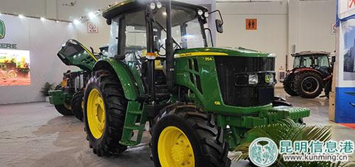 4号馆内展出的拖拉机