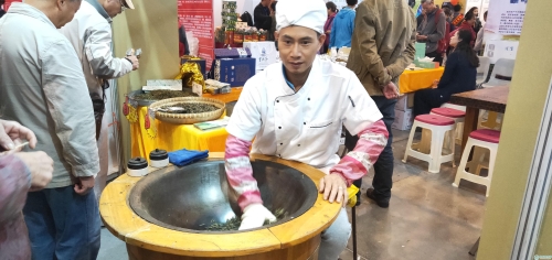 工艺师傅正在炒茶
