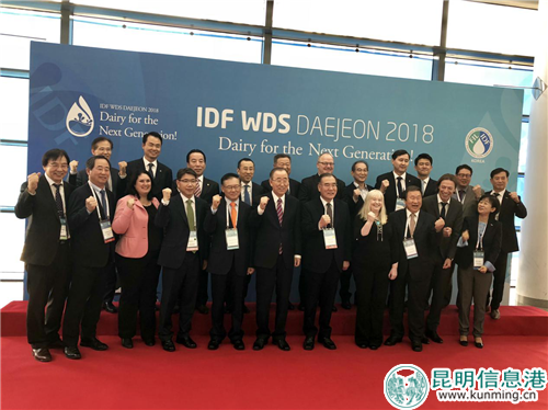 10月15日，2018IDF世界乳业峰会在韩国大田举行。会前，联合国前秘书长潘基文与参会乳企领袖合影