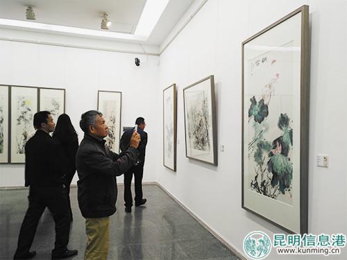 书画爱好者观看展出作品。