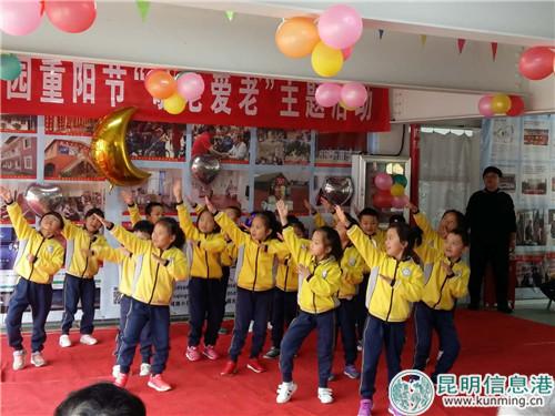 孩子们在表演节目 孩子们在表演节目