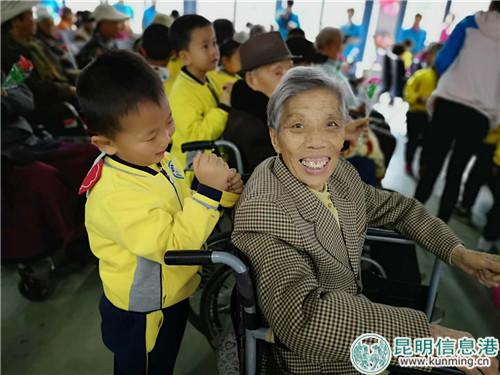 孩子们走进老年朋友中间,给她们捶背 孩子们走进老年朋友中间,给她们捶背