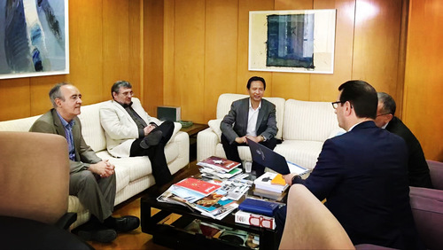 郑晓云(中)在西班牙瓦伦西亚大学访问交流 郑晓云(中)在西班牙瓦伦西亚大学访问交流