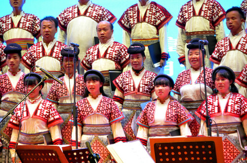 昆明富民县小水井苗族农民合唱团在演唱 昆明富民县小水井苗族农民合唱团在演唱