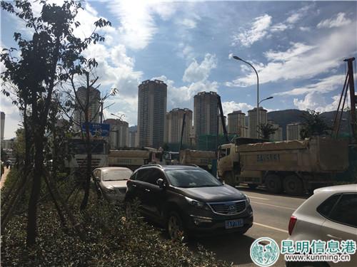 紧邻绿地·香树花城小区侧面的施工工地渣土车来来往往 紧邻绿地·香树花城小区侧面的施工工地渣土车来来往往