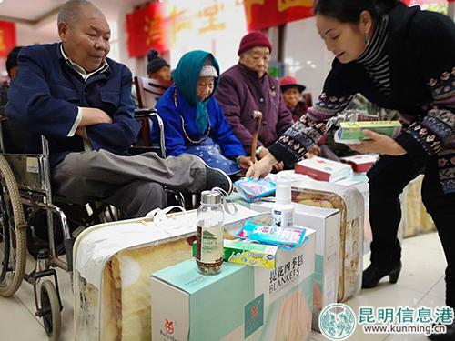 工作人员为老人们送上了毛毯、暖手宝、钙片等慰问品。 工作人员为老人们送上了毛毯、暖手宝、钙片等慰问品。