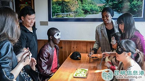 “蒙眼猜菜”环节,大家尝老挝菜柠檬蒸鱼。记者刘雄斌摄 “蒙眼猜菜”环节,大家尝老挝菜柠檬蒸鱼。记者刘雄斌摄