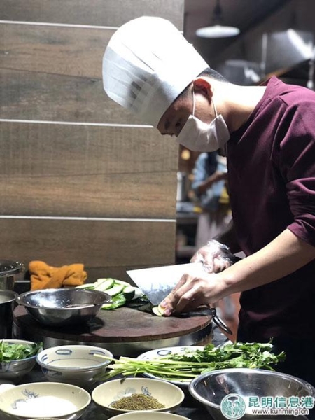 程墨正在切柠檬薄片。供图 程墨正在切柠檬薄片。供图