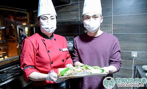 程墨烹制的柠檬蒸鱼出炉。记者刘雄斌摄 程墨烹制的柠檬蒸鱼出炉。记者刘雄斌摄