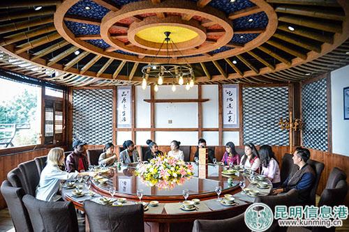 午餐时间,大家围坐一桌品鉴各式滇菜。记者刘雄斌摄 午餐时间,大家围坐一桌品鉴各式滇菜。记者刘雄斌摄