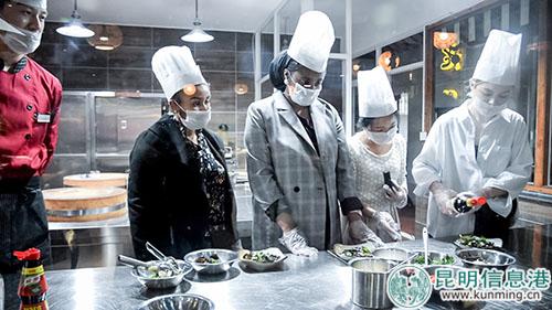 三位外国女孩学做傣味木耳。记者刘雄斌摄 三位外国女孩学做傣味木耳。记者刘雄斌摄