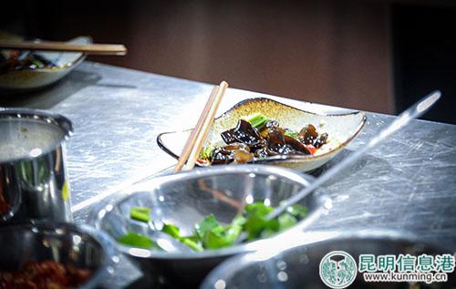 外国友人拌的傣味木耳。记者刘雄斌摄 外国友人拌的傣味木耳。记者刘雄斌摄